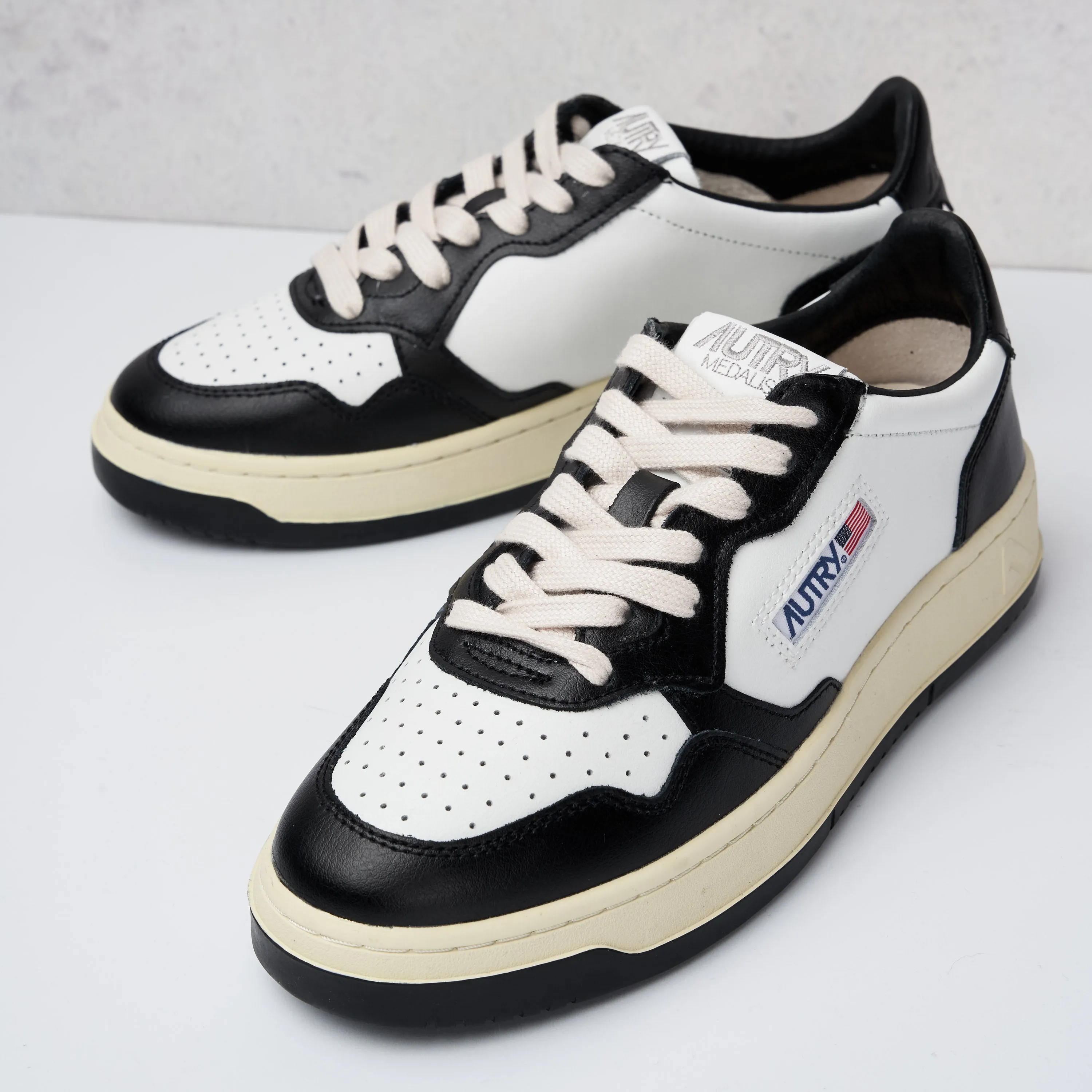 Autry Medalist Low in Pelle Bicolor Bianco/Nero 5200