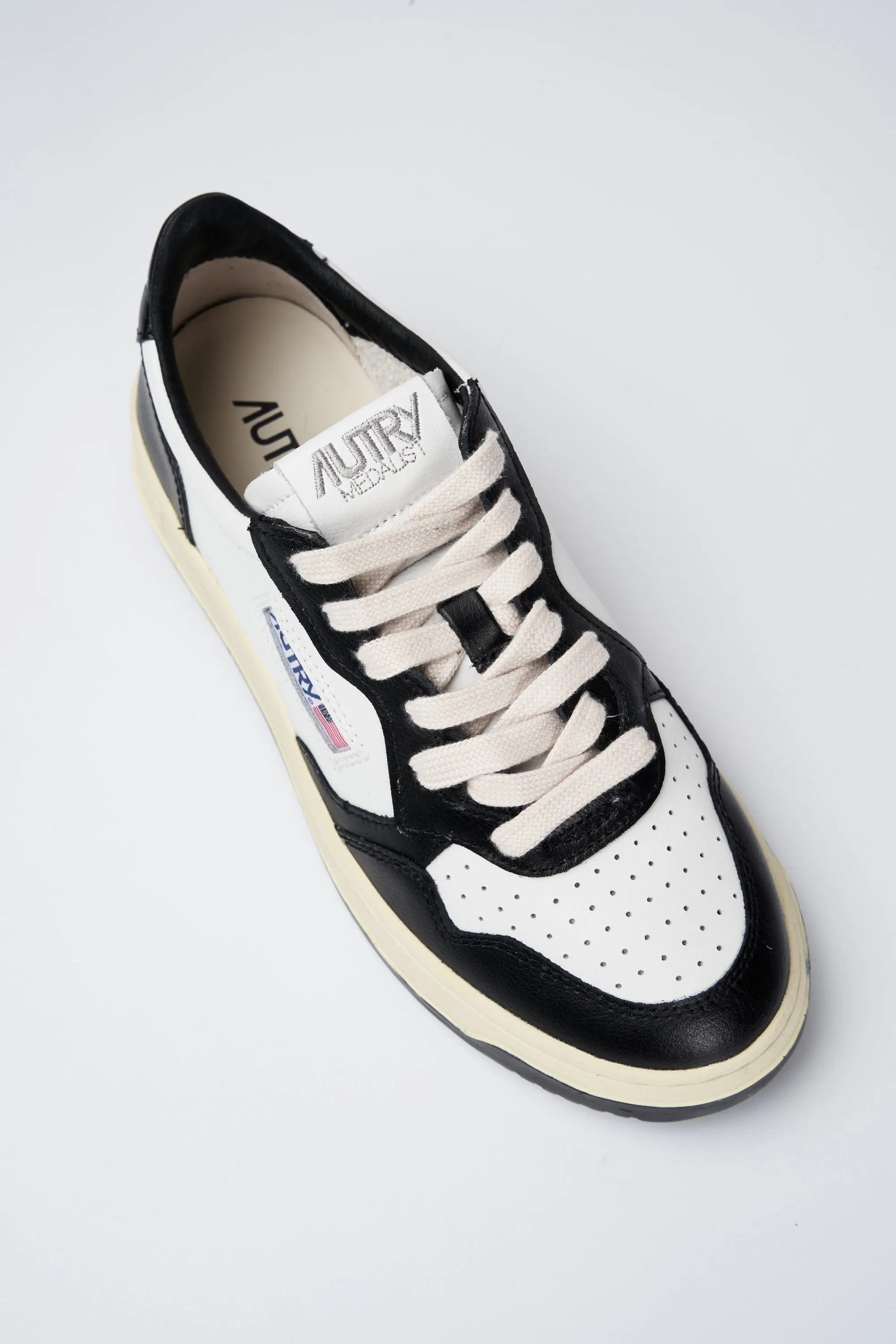 Autry Medalist Low in Pelle Bicolor Bianco/Nero 5200