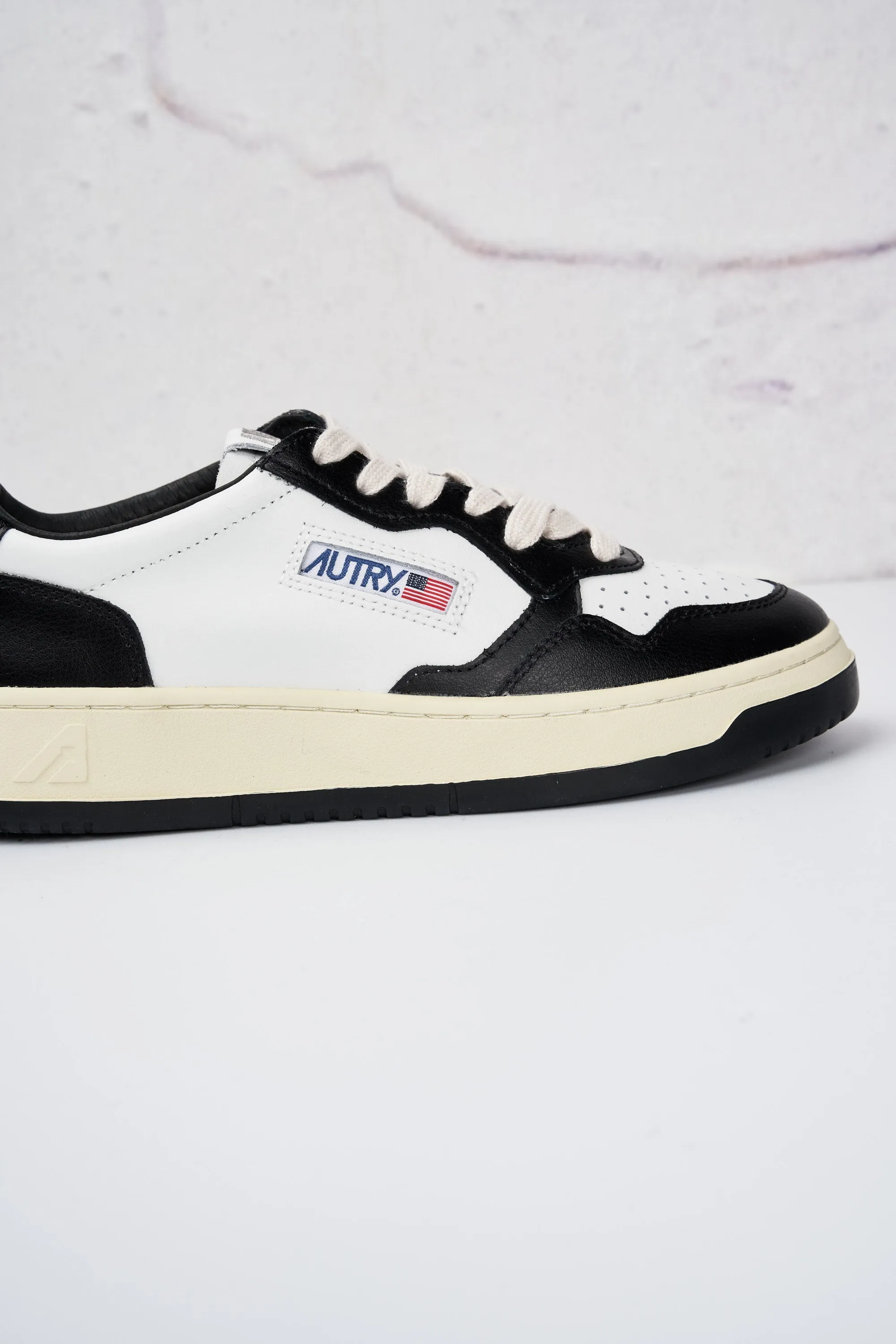 Autry Medalist Low in Pelle Bicolor Bianco/Nero 5200
